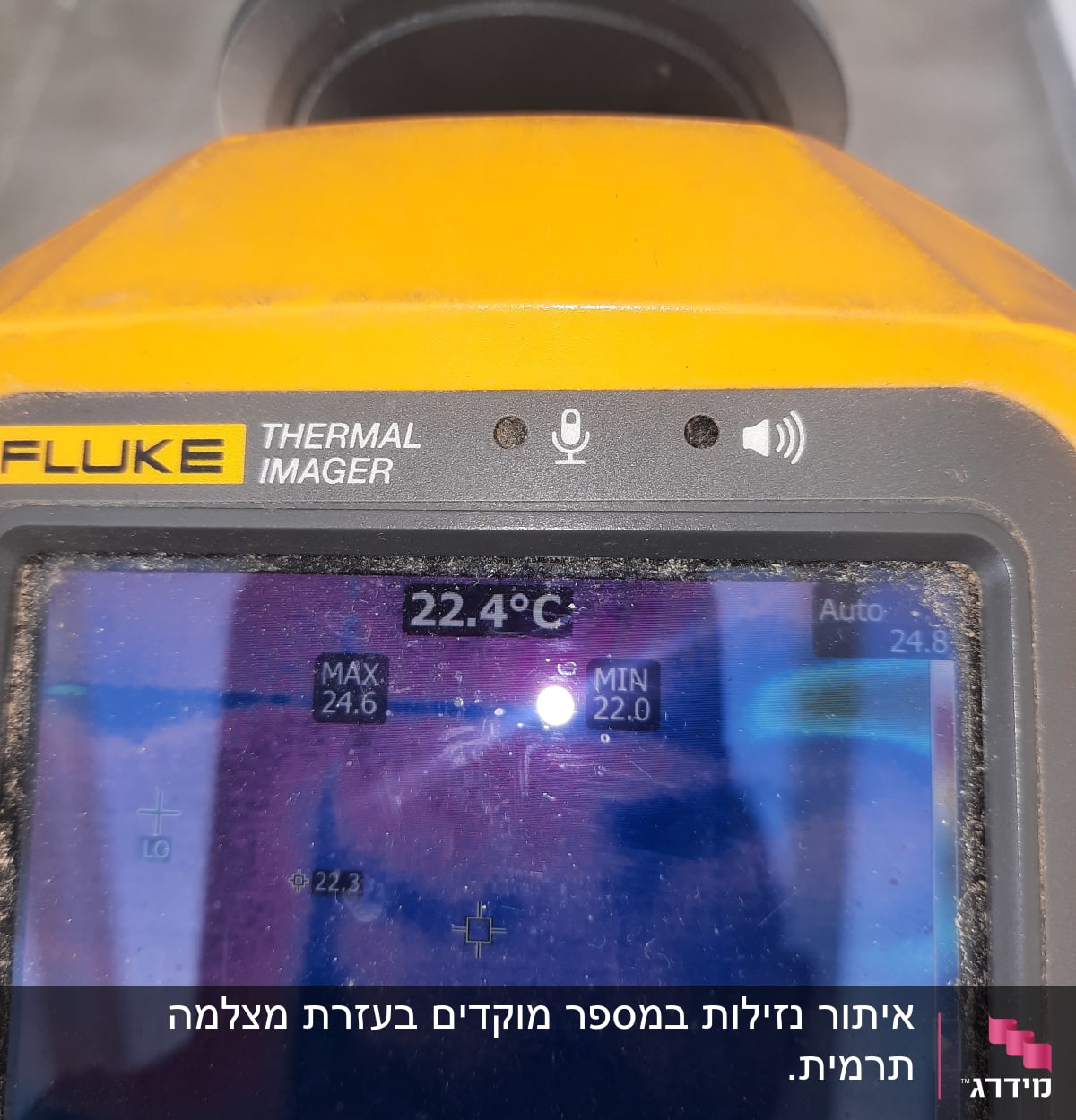 תמונה תרמית של מכשיר פלוק עם טמפרטורה 22.4°C